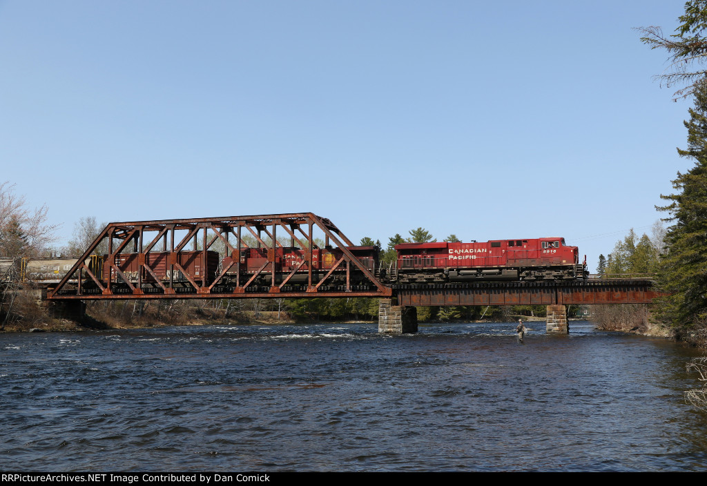 CP 8916 Leads 132 at East Outlet